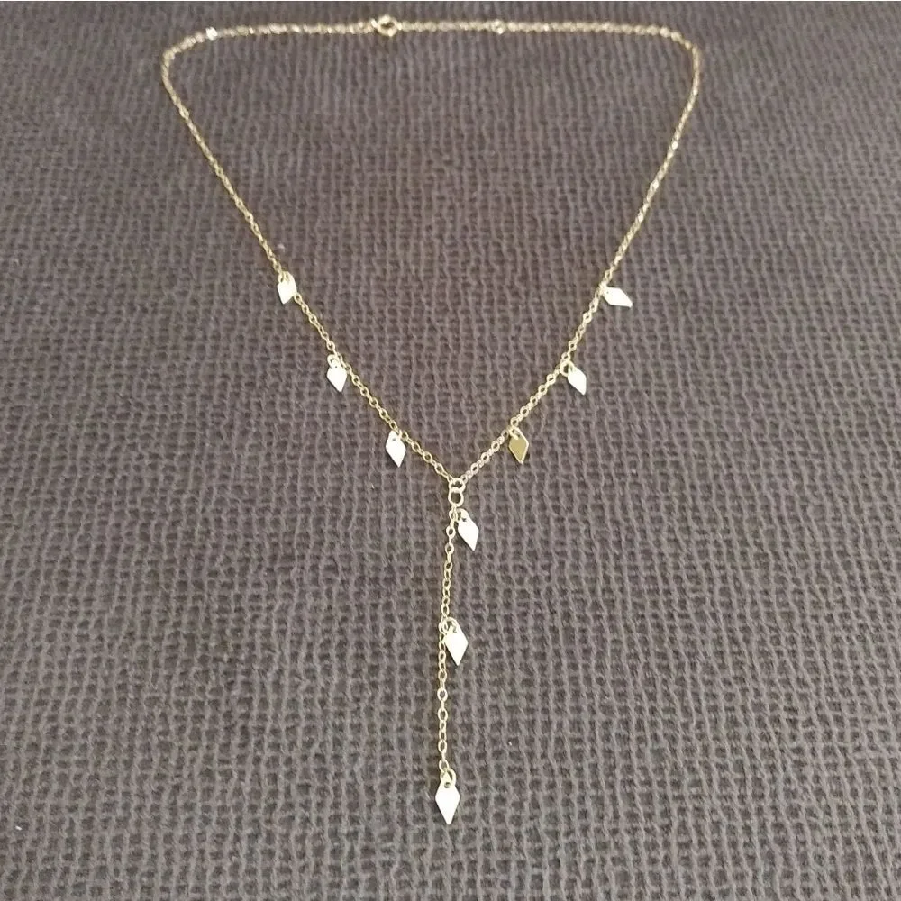 Choker style necklace with diamond♦ shaped accents